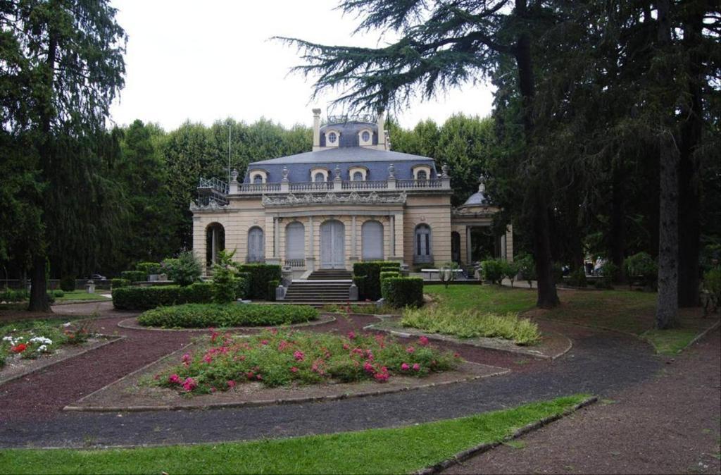 Hostal Sant Bernat Olot Exterior photo